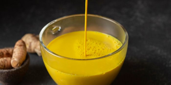 Turmeric-Powder-Drink-with-ginger